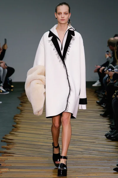 Look 17